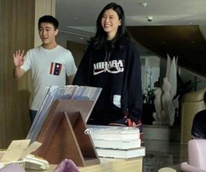 Ảnh hiếm của Ming Xi 2 tháng sau sinh cháu đích tôn cho gia tộc Macau: Gương mặt sưng phù, chồng tăng cân không kém