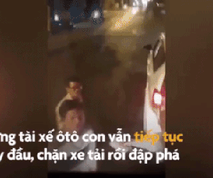VIDEO: Tài xế ôtô chặn đầu, dùng gạch đập vỡ kính xe tải ở TP.HCM
