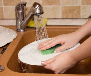Chồng bị phạt nếu ngày Tết bắt vợ ở nhà rửa bát