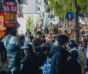 Phố Chùa Bộc tung sale khủng với thông báo 'lời lãi gì tầm này', người dân chen nhau mua sắm ùn tắc cả dãy phố