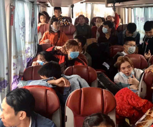 Người dân về quê nghỉ Tết bị nhồi nhét, sang xe giữa đường bức xúc đòi tẩy chay nhà xe