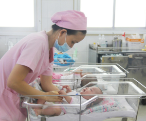 Xót xa cảnh 3 bé gái 4 tháng tuổi ở bệnh viện Từ Dũ phải chuyển đến nơi nuôi trẻ mồ côi trước Tết