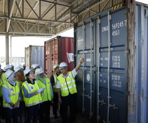 Malaysia gửi trả 150 container rác thải cho các nước giàu