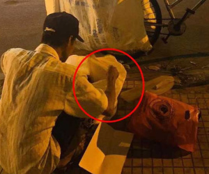 Xúc động nghẹn ngào với câu chuyện đêm 23 tháng Chạp của người đàn ông nhặt rác và cô gái trẻ