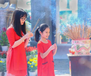 Mẹ trẻ bị con gái 4 tuổi hỏi khó 'thắp hương làm gì?', hội phụ huynh thông thái mách nước hàng loạt đáp án hay ho