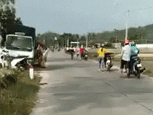 Video: Người dân xuống xe, dắt bộ khi đi qua 'chốt' giao thông