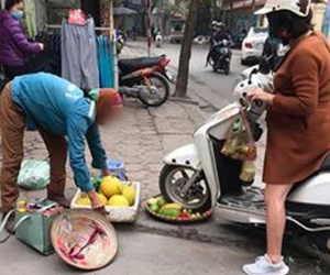 Phi xe cán nát mẹt hoa quả của người bán hàng rong, chủ shop quần áo còn lên giọng quát tháo khiến ai cũng bức xúc