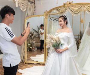 Văn Đức - Nhật Linh tiếp tục cho dân tình ăn 'bánh gato' trong hậu trường thử váy cưới, nhìn xuống bụng cô dâu thì có điều gì đó sai sai