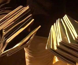 Bới từng xe rác tìm 27 cuốn hộ chiếu cho đoàn khách đi Hàn Quốc