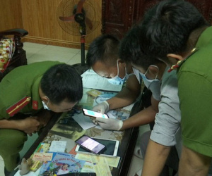 Kinh hoàng chồng treo cổ, vợ nằm chết trên nền nhà ngày giáp Tết