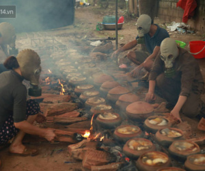 Người làng Vũ Đại đeo mặt nạ, xuyên đêm nấu cá kho bạc triệu phục vụ Tết cổ truyền