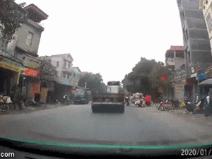 Video: Nữ sinh thoát nạn may mắn dưới bánh xe container và chiếc xe chạy ngược chiều đầy tai hại