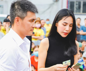 Công Vinh sau 12 năm bên Thủy Tiên: 'Lớn hơn em có 1 tuổi nhưng tóc em ngày càng xanh mà tóc anh ngày càng bạc'