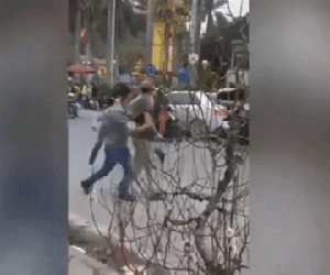 VIDEO: Tài xế ô tô cởi áo, lao vào đấm nam thanh niên tới tấp sau va chạm giao thông