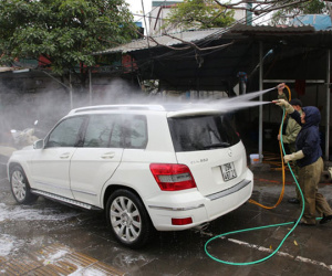 Dịch vụ rửa xe hốt bạc ngày giáp Tết: Ô tô 250k còn xe máy 50k, nhân viên luôn chân tay nhưng khách vẫn xếp hàng dài chờ đến lượt