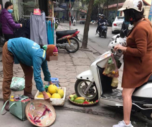 Chủ shop chạy xe máy cán nát hoa quả của người bán hàng rong lên tiếng: "Nhất định sẽ nói chuyện với cô ấy nhưng không phải bây giờ vì tôi đang quá mệt mỏi"
