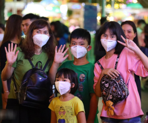 Lo sợ nhiễm virus Corona, hàng loạt người Sài Gòn đeo khẩu trang xuống đường khi đón giao thừa