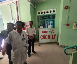 Khách Trung Quốc quậy bệnh viện vì con bị kiểm tra virus corona