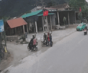 Rùng mình khoảnh khắc xe taxi chạy tốc độ cao tông thẳng vào 11 người đang dừng xe bên đường ngày mùng 2 Tết