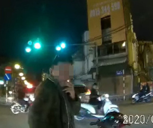 'Cà khịa', chặn đầu ô tô, người đàn ông ngang nhiên nhổ nước bọt vào kính xe khiến tất cả bức xúc