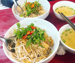 Người Hà Nội "méo mặt" vì 2 bát phở trộn giá 300 nghìn ngày Tết, dân mạng la lên: Phở có hành trồng ở Bắc Cực, rau sống trồng ở miệng núi lửa!