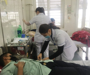 Lào Cai tiếp nhận 4 người Việt trở về từ Trung Quốc có dấu hiệu bị sốt