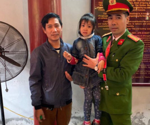Bé gái bị lạc sợ hãi, khóc lóc nhờ công an tìm giúp bố mẹ ở Văn Miếu - Quốc Tử Giám