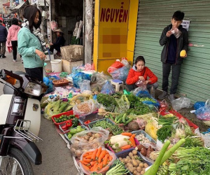 Chợ mùng 5 Tết, rau quả tăng giá gấp 4, rau muống 40 ngàn/mớ