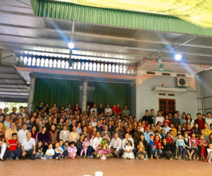Tiếp nối trend khoe ảnh đại gia đình năm ngoái, dân mạng phát hiện ra 'kỷ lục' nhà có 407 thành viên đây này!