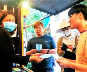 Hội An phát miễn phí khẩu trang y tế cho du khách để phòng tránh virus Corona