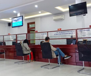 Cán bộ quận bận chúc Tết, chụp ảnh đầu năm quên cả giờ làm việc