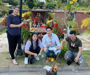 NSND Hồng Vân, Minh Luân cùng anh em nghệ sĩ đến viếng mộ cố diễn viên Anh Vũ vào ngày mùng 5 Tết khiến người hâm mộ xúc động