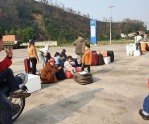 Hà Tĩnh: Hành khách chật vật chờ xe vào Nam ra Bắc sau Tết Nguyên đán