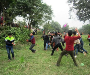 Độc đáo hội 'ném nhau, choảng nhau' bằng trứng, cà chua để may mắn ở Thanh Hóa