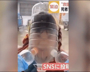 Video: Người Trung Quốc đội chai nhựa, túi nilon tránh virus Corona