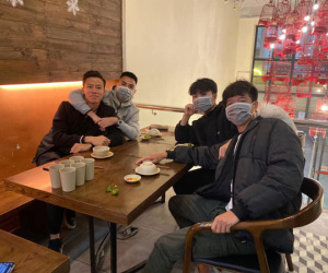 Tụ tập giữa lúc dịch Corona đang hoành hành, hội anh em thiện lành Đức Huy - Xuân Trường - Hải Quế - Phí Minh Long mỗi người 1 khẩu trang ngay cả trên bàn tiệc