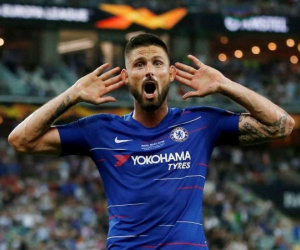 Giroud chạy theo Mourinho, từ chối tập cùng Chelsea