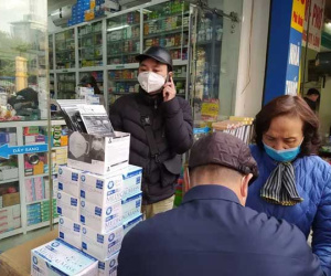 Phòng virus nCoV, dân xếp hàng mua khẩu trang với giá tăng 'không tưởng tượng nổi'