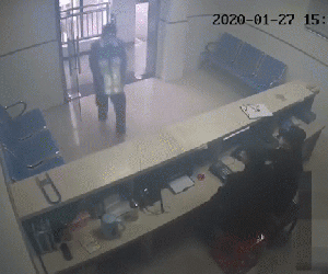 Video: Người đàn ông mang 500 chiếc khẩu trang tới đồn cảnh sát rồi vội vàng bỏ đi
