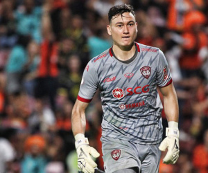 Văn Lâm cản phá penalty giúp Muangthong vào chung kết giải giao hữu