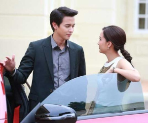 Đi chùa đầu năm gặp chồng 'tay xách nách mang' cho người quen, vợ rút 500 nghìn kèm nụ cười đầy thân thiện khiến anh chồng toát mồ hôi