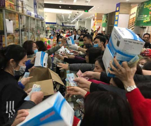 Hà Nội: Hàng nghìn người chen lấn, tranh nhau mua khẩu trang gây cảnh tượng kinh hoàng