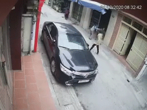 Kinh hoàng cảnh gã đàn ông lao vào nhà đâm chết cụ bà hàng xóm