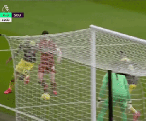 Tình huống khó tin: Alisson bắt bóng sau đường chuyền về của Robertson nhưng Liverpool không phải nhận bất cứ án phạt nào