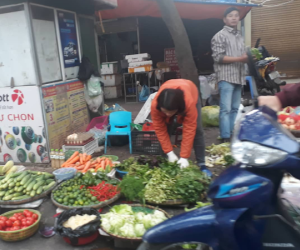 Mùa chặt chém, rau muống 40 ngàn, riêu cua 100 ngàn, khẩu trang 5 triệu