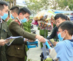 Công an Thanh Hóa phát khẩu trang miễn phí cho người dân