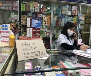 Người Hà Nội bức xúc khi chợ thuốc Hapulico đồng loạt treo biển 'không bán khẩu trang, nước rửa tay, miễn hỏi'