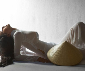 Mai Phương Thúy bất ngờ đăng lại bức ảnh mặc áo dài từng gây tranh cãi