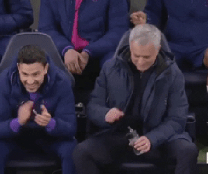 Biểu cảm siêu hài hước của Mourinho: Vừa cười tươi đã hùng hổ lao tới gây hấn với trọng tài