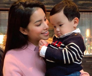 Sau Đan Trường, Phạm Hương đứng ngồi không yên khi con trai sốt 2 ngày